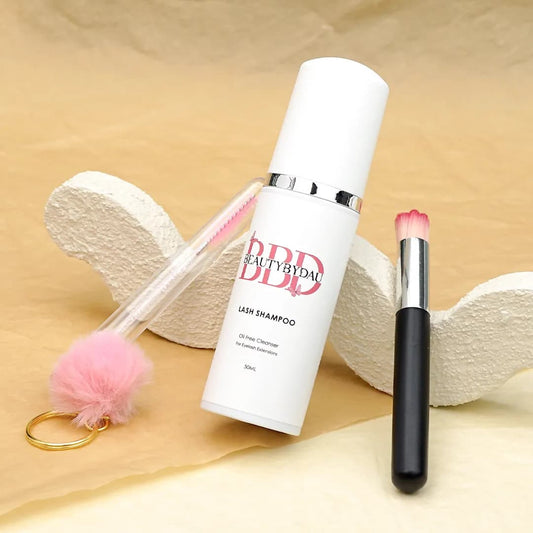 Lash Shampoo Kit fra BeautyByDau – komplet rensesæt til eyelash extensions med shampoo, flaske, børste og mascara brush.
