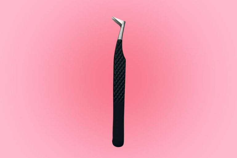 Buet fiber tip pincet – skånsom og effektiv ved påsætning af kunstige vipper fra BeautyByDau.