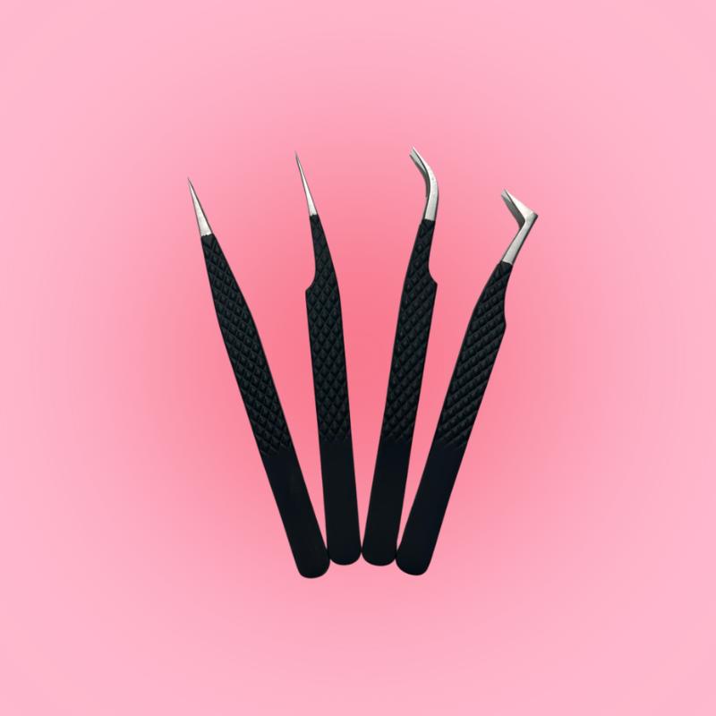 Sæt med fire fiber tip pincetter – lige, spids, buet og L-bøjet – alt til vippebehandling fra BeautyByDau.
