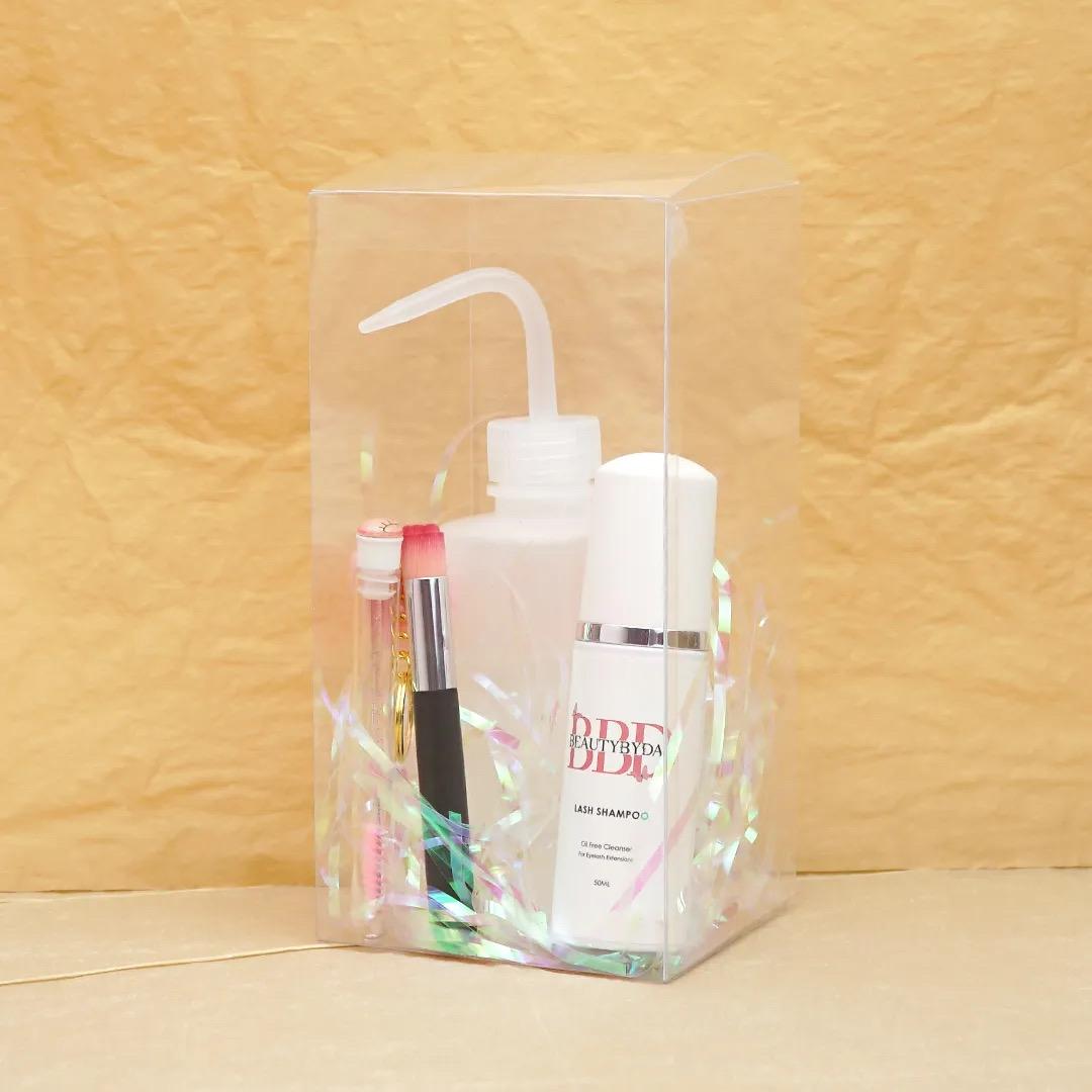 Rensesæt til eyelash extensions – lash shampoo, applikator børste, mascara børste og flaske.
