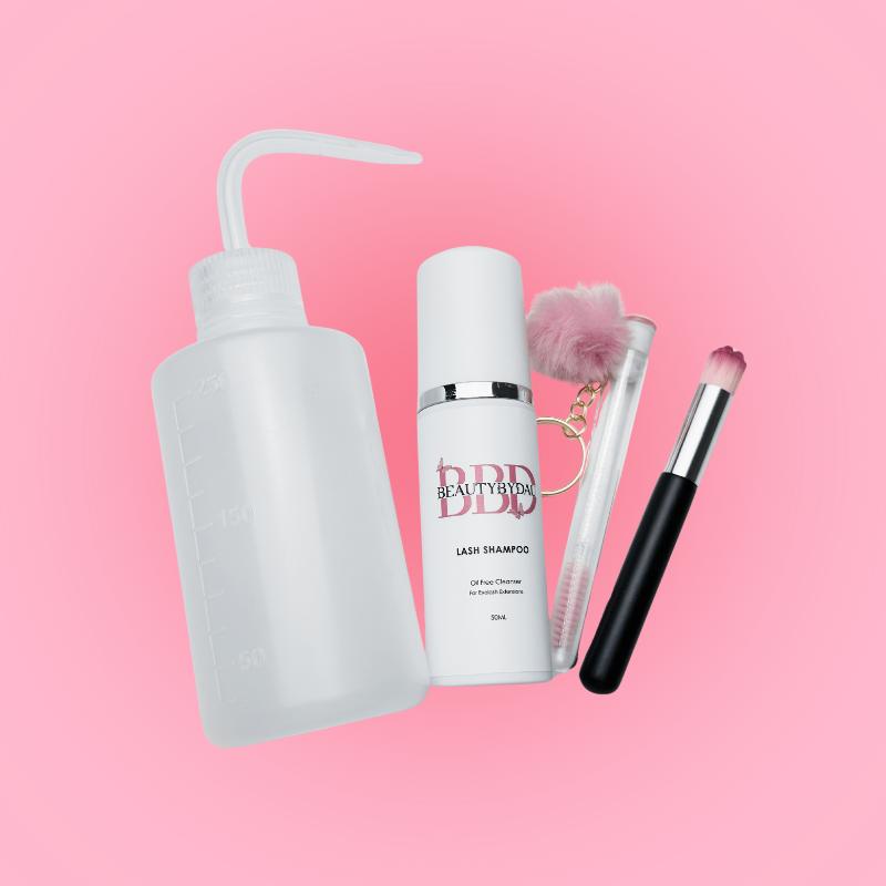 Lash Shampoo Kit fra BeautyByDau – komplet rensesæt til eyelash extensions med shampoo, flaske, børste og mascara brush.