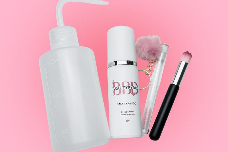 Lash Shampoo Kit fra BeautyByDau – komplet rensesæt til eyelash extensions med shampoo, flaske, børste og mascara brush.