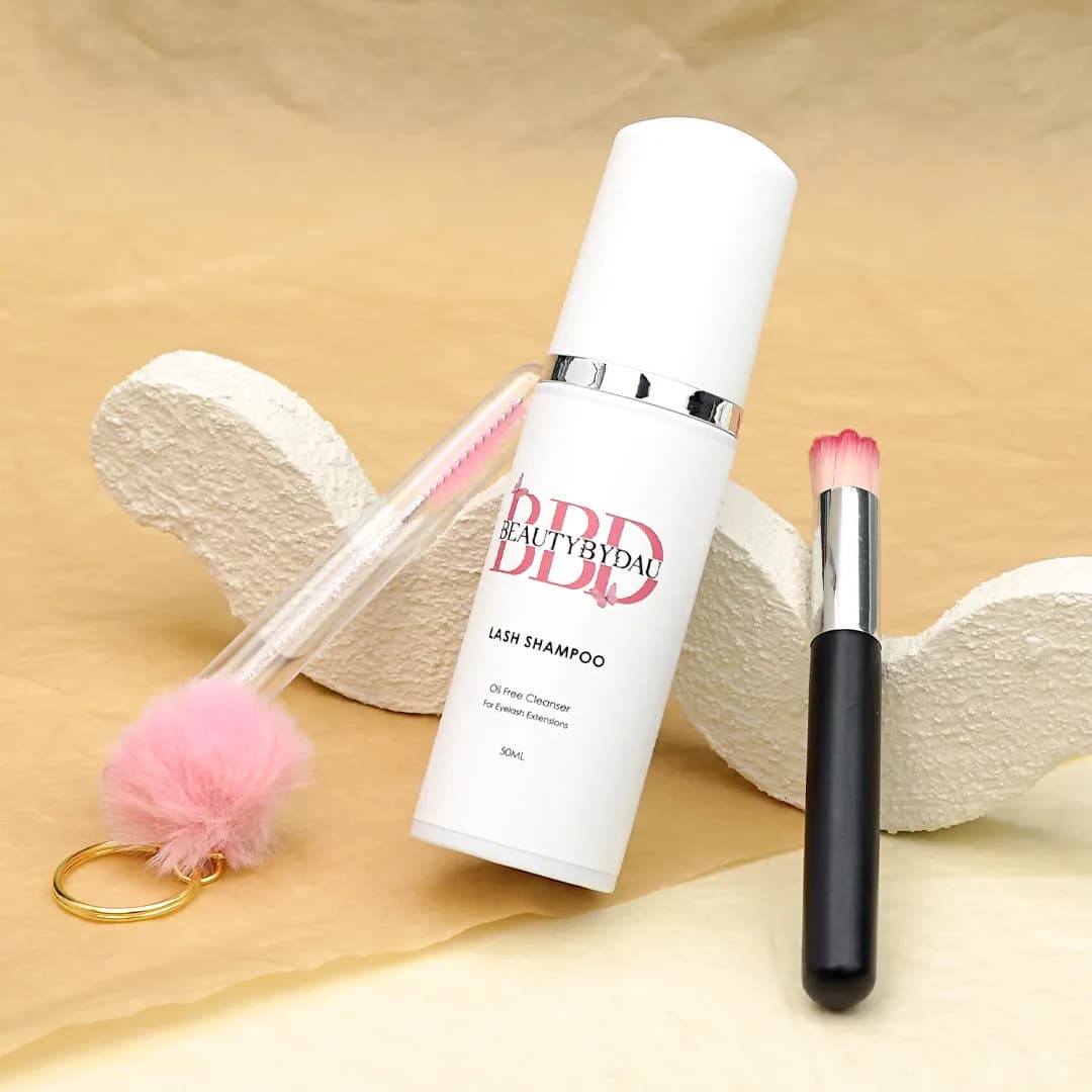 Lash Shampoo Kit fra BeautyByDau – komplet rensesæt til eyelash extensions med shampoo, flaske, børste og mascara brush.
