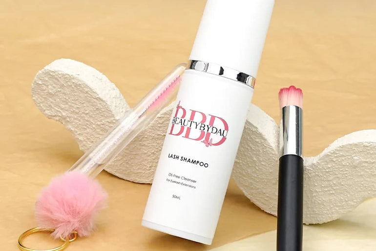 Lash Shampoo Kit fra BeautyByDau – komplet rensesæt til eyelash extensions med shampoo, flaske, børste og mascara brush.
