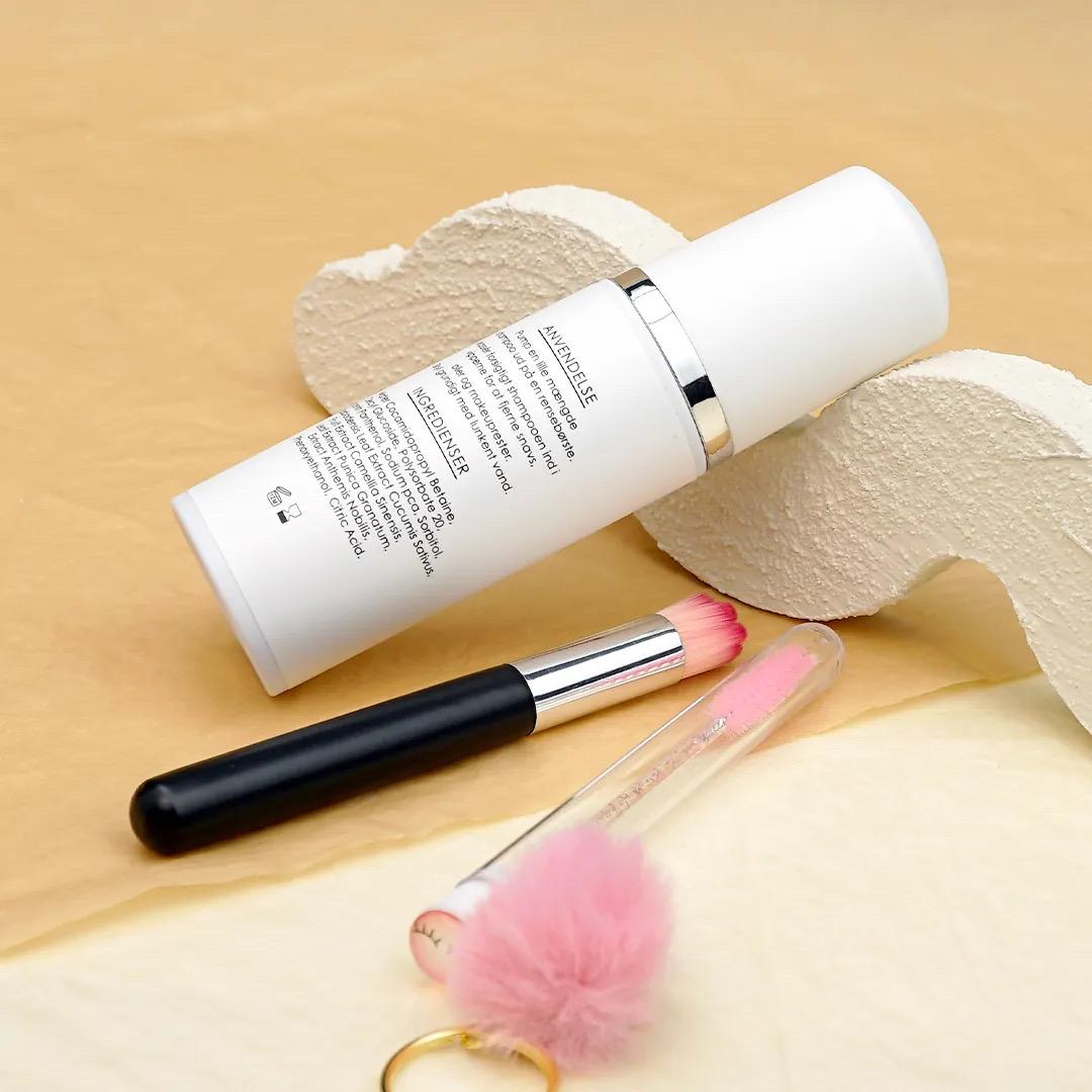 Vippe shampoo kit – 50 ml lash cleanser med vaskeflaske, rensebørste og mascara børste i etui.
