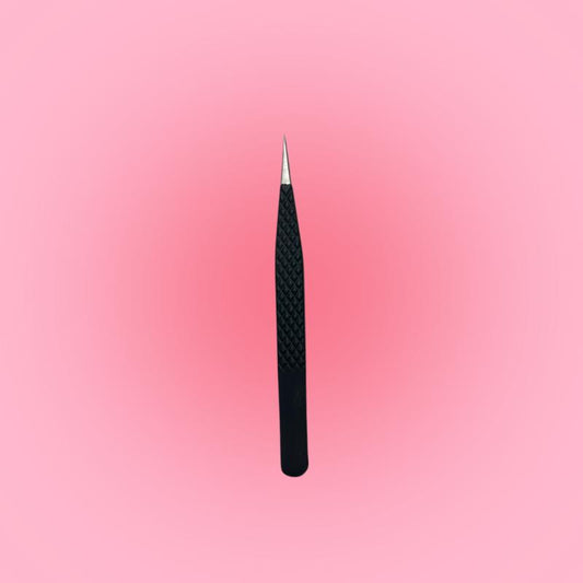 Lige fiber tip pincet – præcisionsværktøj til professionel vippepåsætning fra BeautyByDau.
