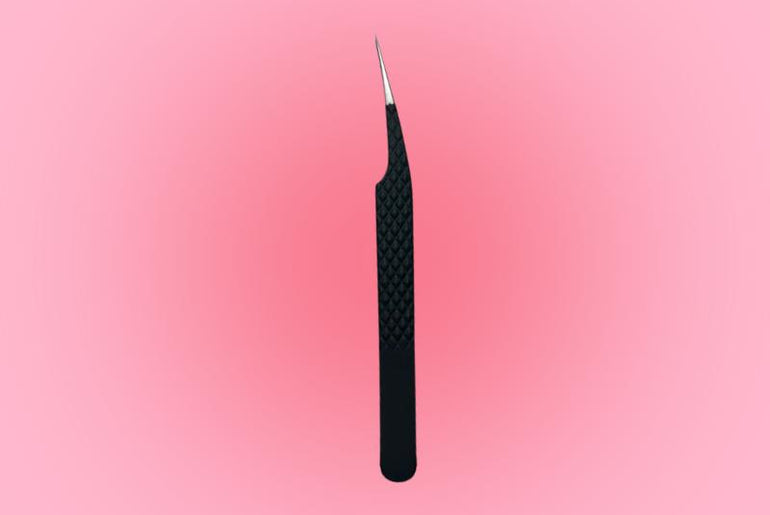 Spids fiber tip pincet – giver fast greb til isolering af enkelte vipper fra BeautyByDau.
