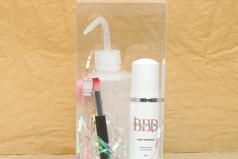 Komplet lash cleanser kit – skånsom vippe shampoo inkl. børste og praktisk tilbehør til hjemmebrug og salon.
