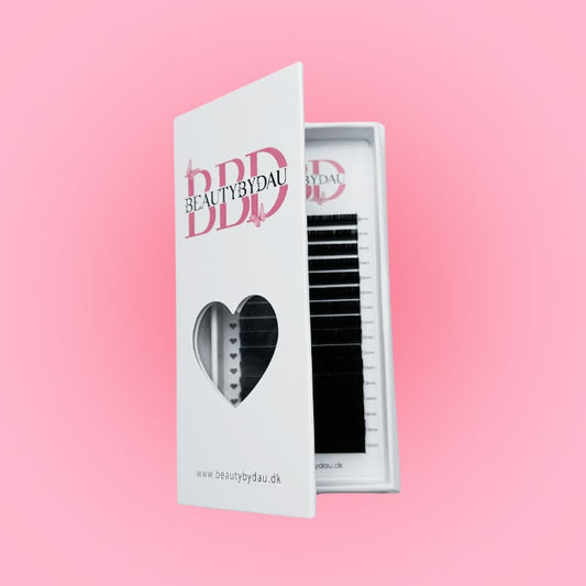 volume lashes med logo og lyserød baggrund