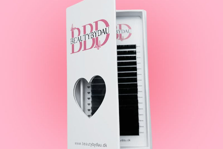 volume lashes med logo og lyserød baggrund