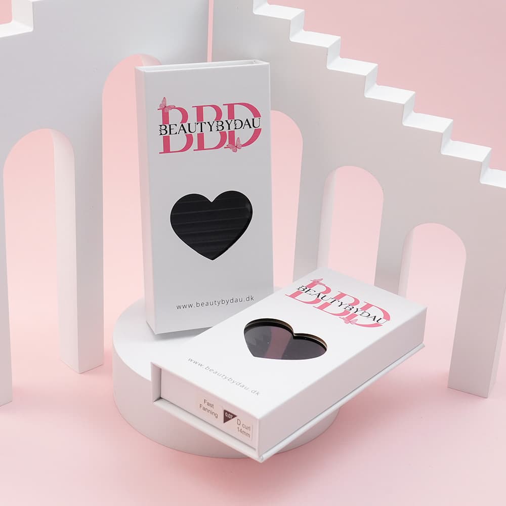 YY Lashes i sort kvalitet – luksus vipper fra BeautyByDau til professionelle teknikere.